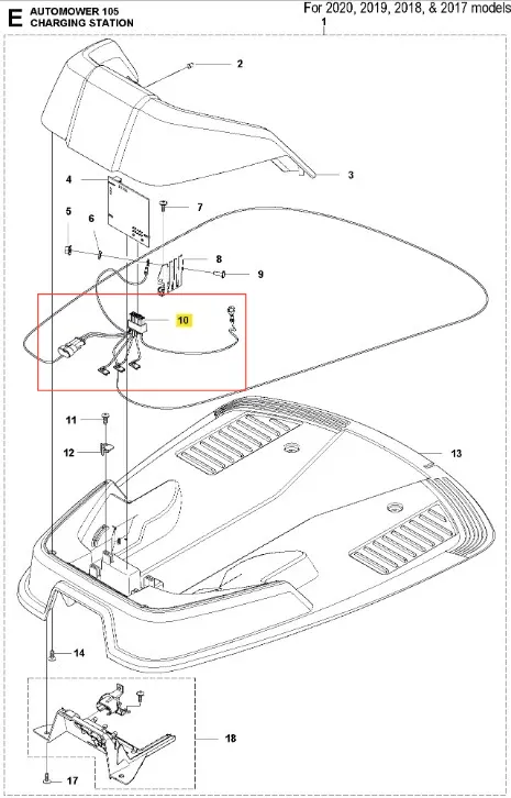 Wiązka przewodów robota koszącego AUTOMOWER 105 Husqvarna, widoczna z boku na schemacie, z wyraźnymi oznaczeniami, w tym elementów mocujących. Kabel złączeniowy o białej osłonie, z różnymi złączkami, umieszczony na tle stacji ładującej.