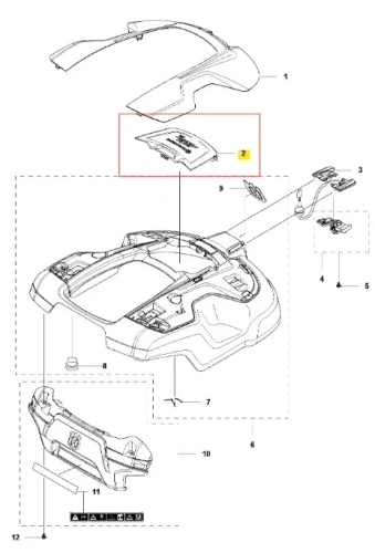 Maska silnika robota koszącego AUTOMOWER 310 Husqvarna w kształcie prostokątnym, wykonana z tworzywa sztucznego w kolorze szarym. Widoczny napis z logo Husqvarna. Maska zamontowana na korpusie, z detalami mocowania. Tło białe.