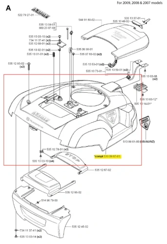 Górna obudowa robota koszącego Automower 220 AC Husqvarna, czarna z szarymi akcentami, widok frontalny z pokrywą, przyciskiem uruchamiającym, logo Husqvarna i elementami montażowymi na białym tle.