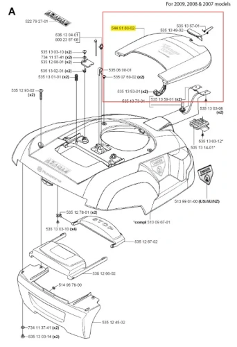 Pokrywa robota koszącego Automower 220 AC Husqvarna, ciemnoszara z panelami montażowymi, leży na stole. Na powierzchni logo Husqvarna, oznaczenia, elementy mocujące i miejsce na akumulator.