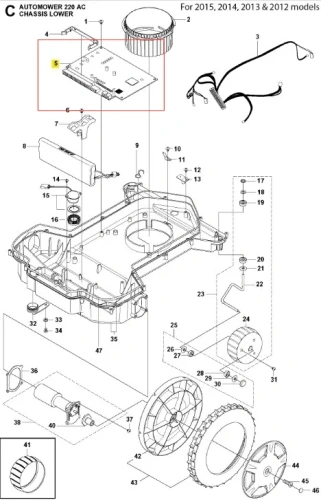 Szara płytka sterująca robota koszącego Automower 220 AC Husqvarna, prostokątna, widoczna z góry na tle technicznym, z czytelnymi oznaczeniami, gniazdami i elementami montażowymi.