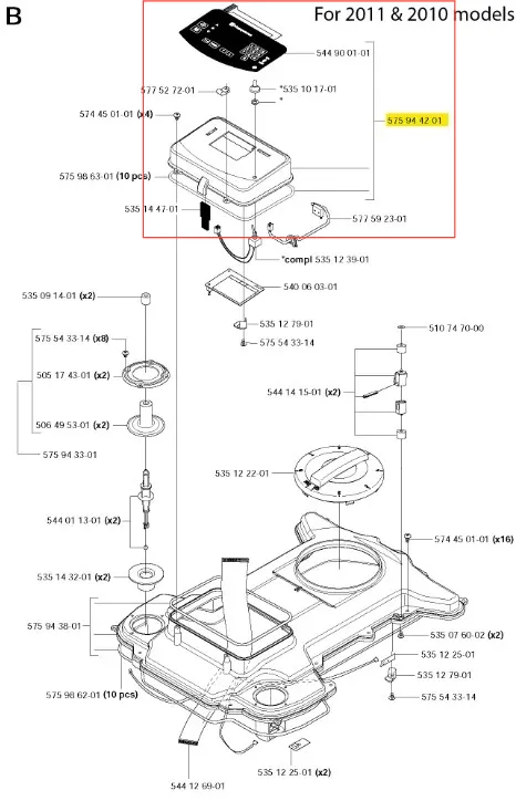 Pokrywa panelu robota koszącego Automower 220 AC Husqvarna z czarnymi i szarymi częściami, detalami montażowymi i numeracją. Schemat dla modeli 2010 i 2011 roku.