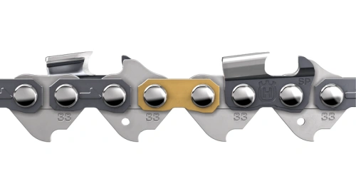 Łańcuch tnący SP 33G X-CUT z metalowymi ogniwami, srebrny z złotym detalem. Widok z góry, ukazujący profil ogniw, oznaczeń i logo Husqvarna. Równolegle ułożony, podkreślający precyzję wykonania oraz funkcję tnącą.