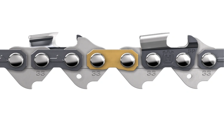 Łańcuch tnący SP 33G X-CUT z metalowymi ogniwami, srebrny z złotym detalem. Widok z góry, ukazujący profil ogniw, oznaczeń i logo Husqvarna. Równolegle ułożony, podkreślający precyzję wykonania oraz funkcję tnącą.