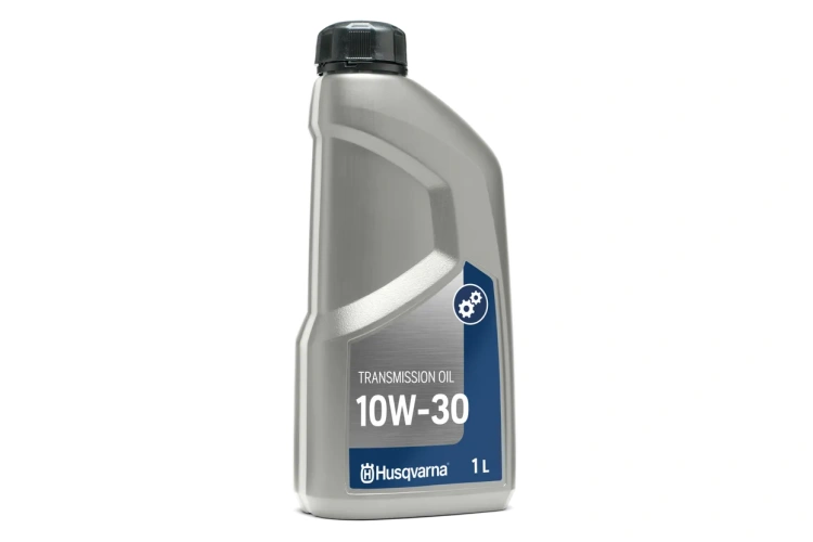 Olej HUSQVARNA 10W-30 w plastikowej butelce o pojemności 1L, z szarym, matowym wykończeniem. Oznaczenie TRANSMISSION OIL 10W-30 w widocznej, niebieskiej etykiecie z białymi literami. Butelka stoi na płaskiej powierzchni, z zamknięciem u góry.