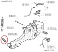 Amortyzator dolny pilarki Husqvarna 371/372XP/365XP w kolorze ciemnoszarym, o cylindrycznym kształcie i żłobieniach, widoczny z boku, leżący na jednolitym tle. Produkt ma mocowanie z gwintem oraz logo Husqvarna, istotne dla montażu.