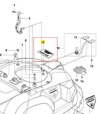 Płyta logo robota koszącego Automower Solar Hybrid Husqvarna, umieszczona na górnej części urządzenia. Widoczna jest etykieta z napisami, pozycjonowana centralnie. Tło proste, jasne. Elementy montażowe i okrągłe miejsce na akcesoria wokół.