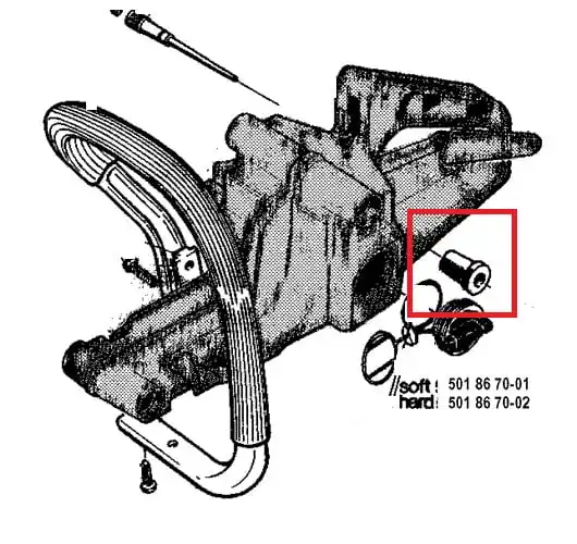 Amortyzator pilarki Husqvarna hard w szczegółowym ujęciu. Widać metalowy cylinder z delikatnym wykończeniem, umieszczony na pozostałych elementach urządzenia. Bez zbędnych dekoracji, na prostym tle. Widoczna etykieta z numerami części.