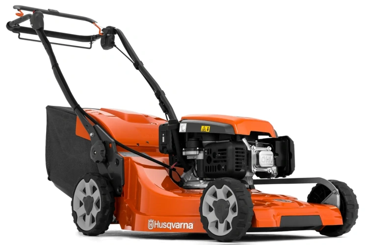 Kosiarka spalinowa Husqvarna LC 353VE w pomarańczowo-czarnym kolorze, z dużymi gumowymi kołami, silnikiem z logo i zbiornikiem na trawę. Ergonomiczne uchwyty gwarantują wygodę pracy.