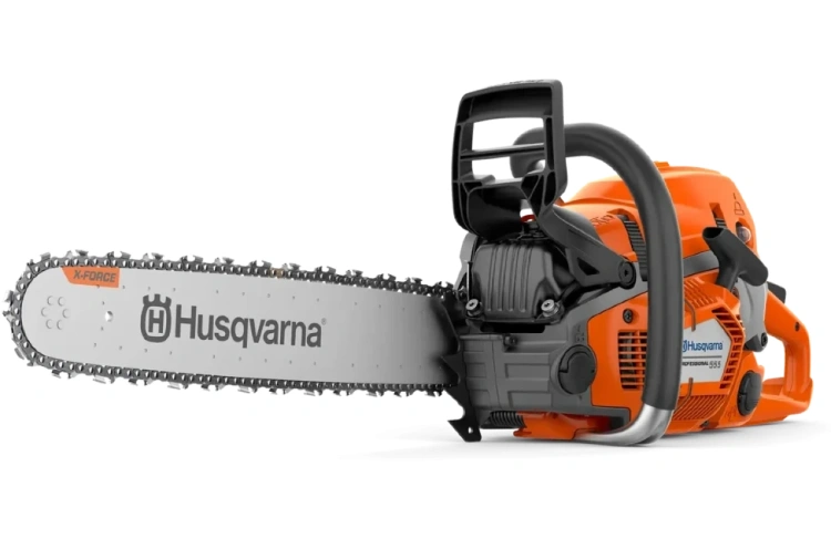 Pilarka Husqvarna 555 w kolorze pomarańczowym z metalowym łańcuchem. Zbliżenie z boku ukazuje uchwyt, osłonę z logo Husqvarna oraz detale obudowy. Produkt ustawiony w pozycji leżącej, na jednolitym tle, co podkreśla jego cechy konstrukcyjne.