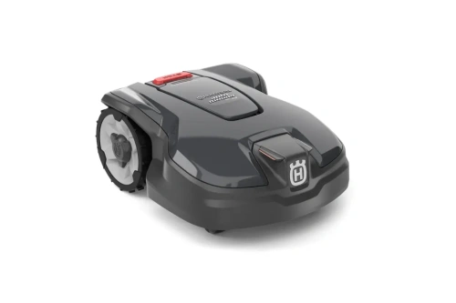 Robot koszący Husqvarna Automower® 310 Mark II w kolorze ciemnoszarym. Ujęcie z boku, produkt z niskim profilem, z widocznymi kółkami i logo Husqvarna na przedniej części. Wbudowane przyciski na górze obudowy. Bez tła, produkt na jednolitym tle.