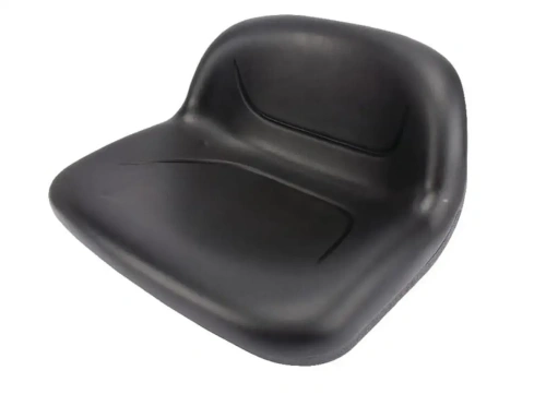 Czarny fotel traktora CT131, wykonany z trwałego materiału plastikowego, o zaokrąglonej konstrukcji. Widok z góry, ukazujący ergonomiczne wyprofilowanie siedziska. Gładka powierzchnia bez widocznych napisów.