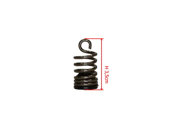 Amortyzator do pilarki Husqvarna w formie sprężyny o wysokości 3,5 cm. Produkt metaliczny, w kolorze czarnym, spiralny kształt z hakiem na górze. Ujęcie frontalne, sprężyna leży na płaskiej powierzchni. Widoczne detale konstrukcyjne sprężyny.