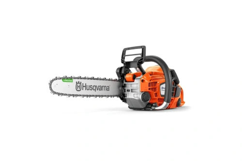 Pilarka Husqvarna 540XP Mark III z pomarańczową obudową, srebrnym łańcuchem i ergonomicznym uchwytem. Widoczna z boku, na białym tle z logo i napisami Husqvarna, z elementami mocującymi łańcuch.