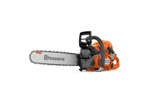 Pilarka Husqvarna 555 w kolorze pomarańczowym z szarym łańcuchem i prowadnicą. Produkt widoczny z boku, stojący, z widocznym logo Husqvarna na obudowie. Detale obejmują rączkę, mocowanie łańcucha oraz przyciski kontrolne. Tło białe.