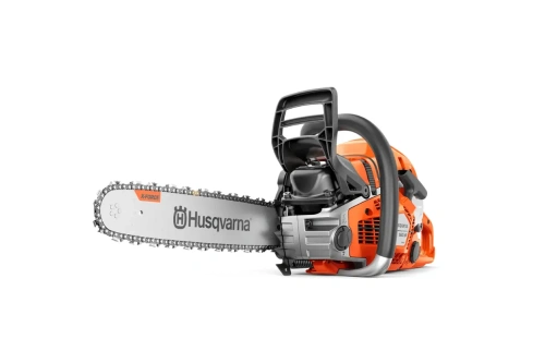 Pilarka Husqvarna 560XP® Mark II pomarańczowa z metalową prowadnicą i łańcuchem, widok z boku na silnik i antywibracyjny uchwyt. Białe tło podkreśla detale i logo Husqvarna.