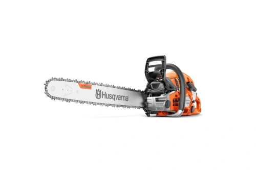Pilarka Husqvarna 562 XP® Mark II w kolorze pomarańczowym i metalicznym, widoczna z boku. Posiada długi, teksturowany łańcuch tnący oraz zamocowany uchwyt. Na obudowie znajduje się logo Husqvarna. Tło proste, co podkreśla szczegóły produktu.