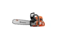 Pilarka Husqvarna 572 XP® w kolorze pomarańczowym z metalowym łańcuchem, widoczna z boku. Produkt posiada ergonomiczny uchwyt i logo Husqvarna na obudowie. Detal zbliżony do silnika, który podkreśla jego funkcjonalność i przeznaczenie.