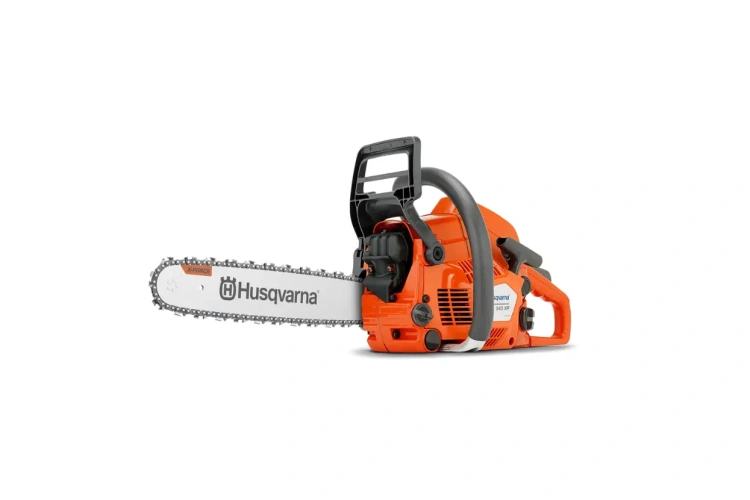 Pomarańczowa pilarka Husqvarna 543XP z metalową prowadnicą i łańcuchem, logo z przodu, ergonomiczny uchwyt i wentylacja na białym tle, widok boczny, stojąca.
