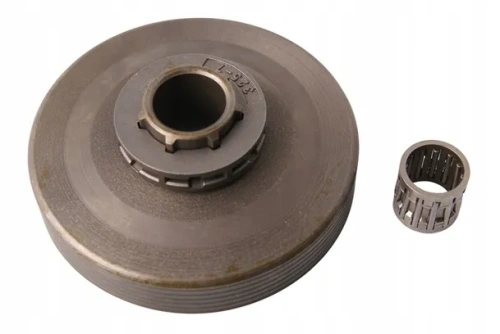 Szary bęben sprzęgła pilarki NAC SPS01-45 i Faworyt TS 45/52/460 z centralnym otworem i wycięciami, na białym tle. Obok łożysko z siatkowym wzorem, do montażu z bębnem.