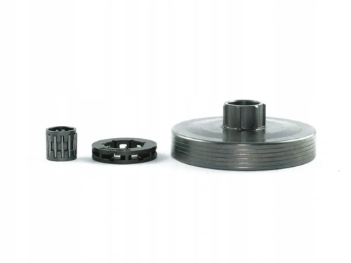 Bęben sprzęgła pilarki NAC SPS01-45 z dużym metalicznym bębnem i dwoma mniejszymi cylindrami w ciemnoszarym kolorze, gładką powierzchnią i rowkami, ułożony poziomo na białym tle.
