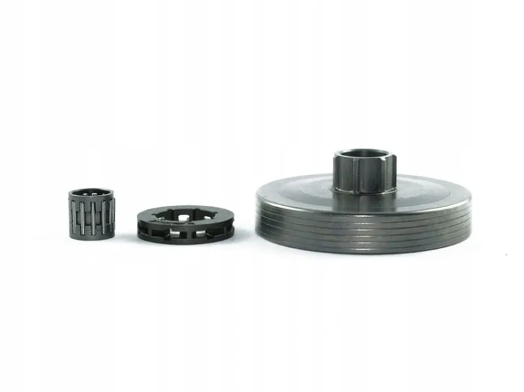 Bęben sprzęgła pilarki NAC SPS01-45 z dużym metalicznym bębnem i dwoma mniejszymi cylindrami w ciemnoszarym kolorze, gładką powierzchnią i rowkami, ułożony poziomo na białym tle.