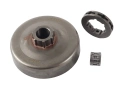 Bęben sprzęgła pilarki Husqvarna 136, 141, 142 w kolorze metalicznym, okrągły z centralnym otworem. W zestawie widoczny pierścień oraz metalowe elementy mocujące. Produkt leżący na jednolitym tle, zbliżenie na szczegóły mocowania.