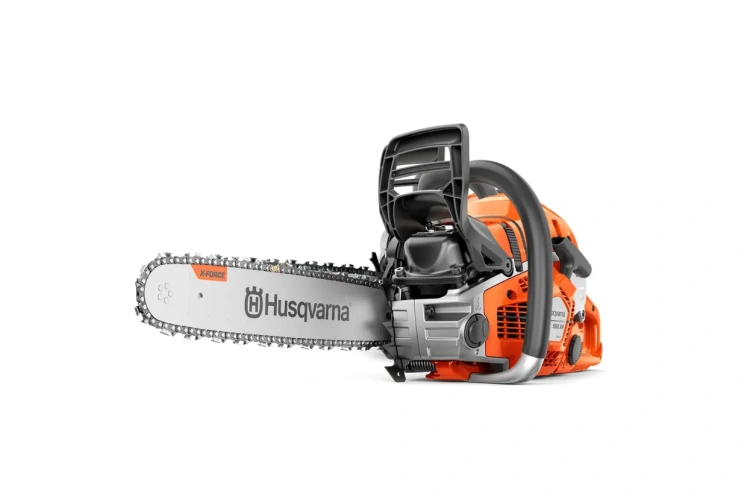 Pilarka Husqvarna 560 XP®G Mark II w kolorze pomarańczowym z szarej obudową, widok z boku, stojąca. Na łańcuchu widoczna etykieta X-FORCE. Ergonomiczny uchwyt, silnik z widocznymi detalami. Tło białe, co podkreśla charakterystykę produktu.