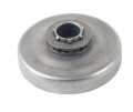 Bęben sprzęgła do pilarki Husqvarna 340, 345, 351, w kolorze metalicznym z okrągłą powierzchnią i centralnym otworem. Widoczny mechanizm mocujący z uwypuklonymi ściankami. Produkt leży na płaskiej powierzchni, zbliżenie na detale konstrukcji.