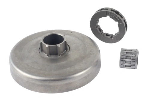 Metaliczny bęben sprzęgła pilarki Husqvarna 340, 345, 351, okrągły z centralnym otworem i ząbkami, obok pierścień sprzęgłowy i rolka łożyskowa, na białym tle, widok z góry.
