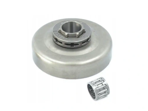 Bęben sprzęgła pilarki w kolorze srebrnym, z okrągłym, gładkim korpusem, widok z boku. Z centralnym otworem mocującym i wycięciami na wentylację. Obok widoczny wałek podporowy, metalowy z siatkową strukturą. Produkt nowy, na jednolitym tle.