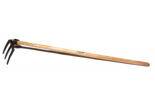 Trzyzębna motyka do ziemniaków z jesionowym trzonkiem, uchwyt w kolorze czarnym, prosta konstrukcja. Stoi pionowo, widoczne zęby wzmocnione metalem. Tło białe, podkreślające cechy produktu.