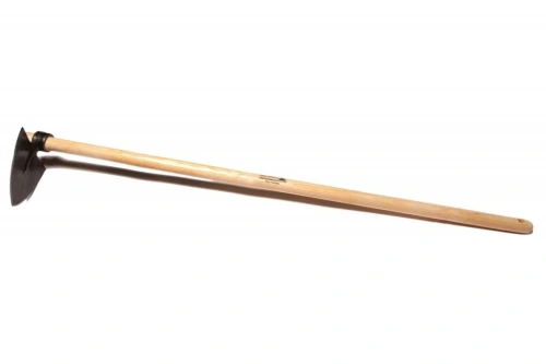 Motyka „Sercowa” XL z trzonkiem jesionowym 130 cm, z czarną, metalową głowicą i jasnobeżowym trzonkiem. Produkt leży poziomo na białym tle, z wyraźną głowicą w kształcie serca. Wymiary trzonka sugerują długotrwałe użytkowanie.