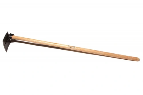 Motyka polna kwadratowa z trzonkiem jesionowym o długości 130 cm, z prostokątną, czarną głowicą. Ujęcie z boku, ukazuje narzędzie leżące poziomo na jednolitym tle. Trzonek wykonany z naturalnego drewna, gładki w dotyku.
