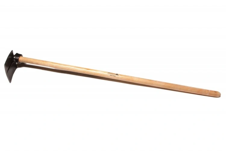 Motyka polna kwadratowa z trzonkiem jesionowym o długości 130 cm, z prostokątną, czarną głowicą. Ujęcie z boku, ukazuje narzędzie leżące poziomo na jednolitym tle. Trzonek wykonany z naturalnego drewna, gładki w dotyku.
