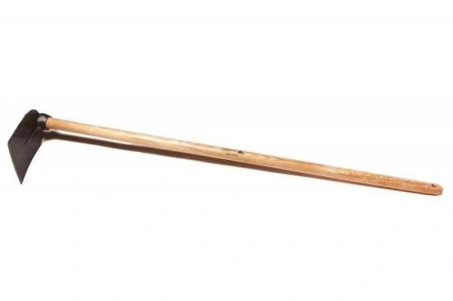 Motyka płaska podłużna z jasnego drewna jesionowego o długości 130 cm, z solidną, czarną stalową głowicą. Produkt leży w poziomie, z widocznym trzonkiem i ostrą krawędzią roboczą. Tło jest jednolite, co podkreśla detale narzędzia.
