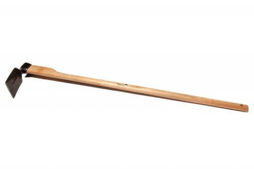 Motyka płaska z trzonkiem jesionowym 130 cm, z metalową płaską głowicą, umieszczona poziomo na białym tle. Trzonek drewniany, gładki, o naturalnym wykończeniu. Produkt w całości, bez dodatkowych akcesoriów.