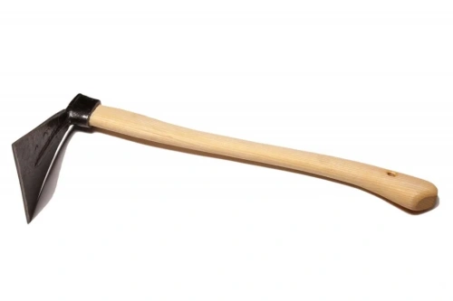 Motyczka trójkątna z wygiętym trzonkiem, z metalowym ostrzem w kolorze czarnym i drewnianym, jasnym trzonkiem. Produkt leży poziomo, ukazując kształt trzonka oraz ostrza. Tło białe, co podkreśla detale narzędzia.