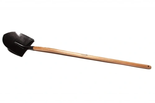 Łopata Frankfurdzka z prostym styliskiem o długości 130 cm. Wysoka jakość, metalowa głowica w czarnym kolorze, drewniane stylisko. Produkt leży na białym tle, widoczny w całości, z unikalnym kształtem głowicy do kopania.