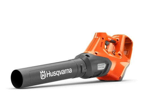 Dmuchawa Husqvarna 530iB w kolorze pomarańczowym i czarnym, z ergonomiczną rączką i przyciskiem sterującym na korpusie. Ujęcie z boku, pokazujące wlot powietrza oraz logo Husqvarna na rurze. Bez widocznych akcesoriów.