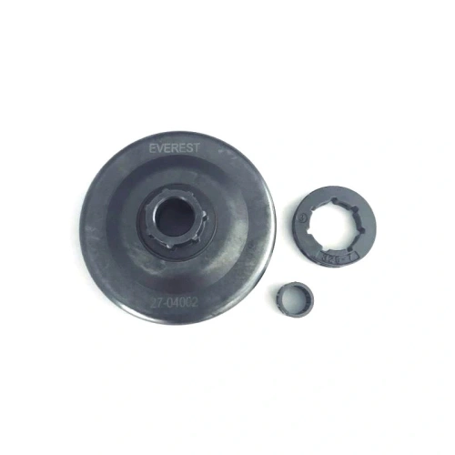 Czarny bęben sprzęgła pilarki z napisem EVEREST i numerem 27-04002, z otworem montażowym. Obok pierścień i nakrętka na białym tle, widok frontalny podkreślający detale.