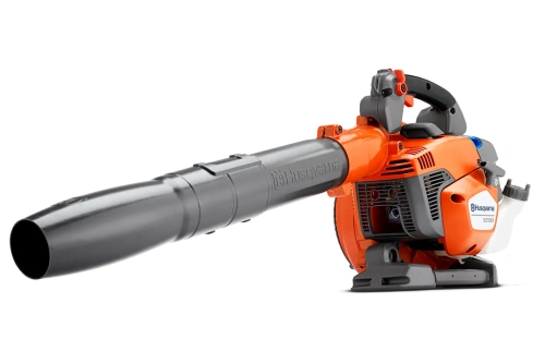 Dmuchawa Husqvarna 525BX w pomarańczowej obudowie z szarymi elementami, w pozycji leżącej, widok z boku. Długa, czarna rura wydechowa z końcówką o średnicy 6 cm. Widoczne logo Husqvarna oraz czytelny model 525BX na obudowie. Proste tło.
