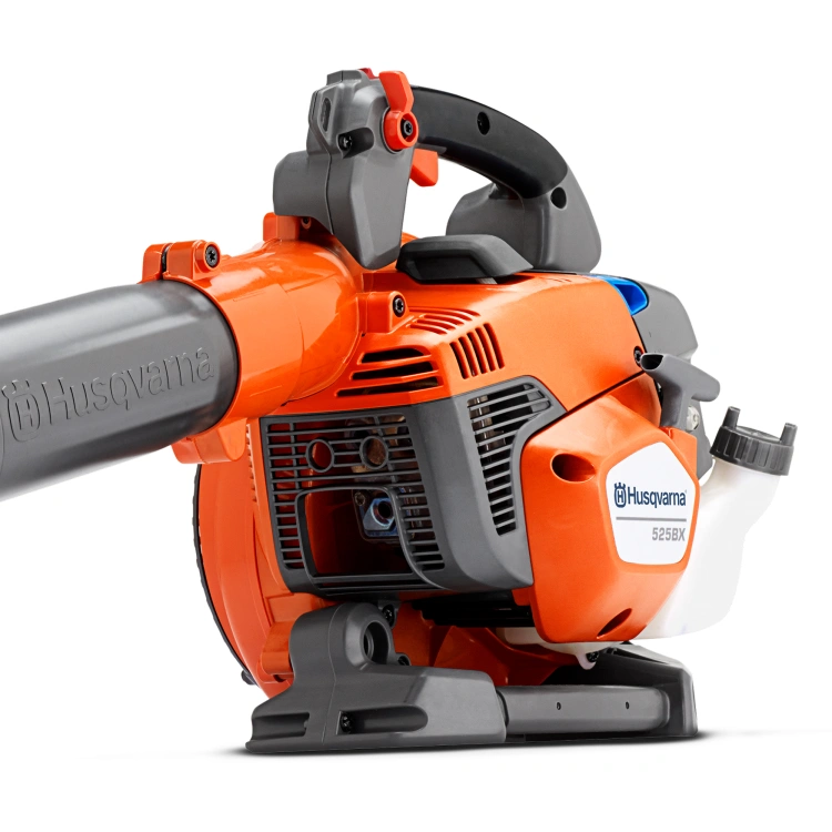 Pomarańczowa dmuchawa Husqvarna 525BX z szaro-czarnymi akcentami. Widok z boku pokazuje silnik, uchwyt, nawiew i logo z numerem modelu. Urządzenie stoi, ma nowoczesny design.