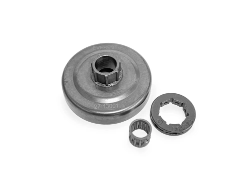 Bęben sprzęgła pilarki Oleo-Mac w kolorze stalowym, okrągły z centralnym otworem. Obok niego dwa elementy: mniejszy cylinder z wycięciami i pierścień z wypustkami. Ułożone na białym tle, w przybliżeniu.