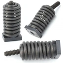 Amortyzator pilarki Husqvarna 545 550XP, czarny metal z rowkami spiralnymi, widok z góry pod trzema kątami. Montażowe elementy zwężane na końcach, szczegóły struktury widoczne w zbliżeniu.