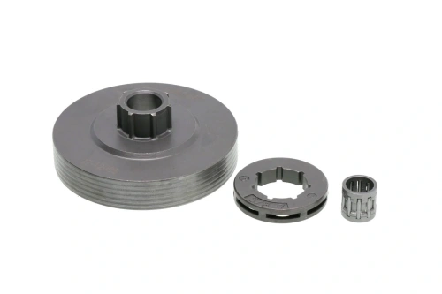 Bęben sprzęgła pilarki NAC w kolorze szarym, wykonany z metalu, o okrągłym kształcie i wyraźnej teksturze. Widoczny centralny otwór oraz trzy elementy: duży bęben, mniejszy kołnierz i element z rowkami. Ujęcie frontalne, na białym tle.