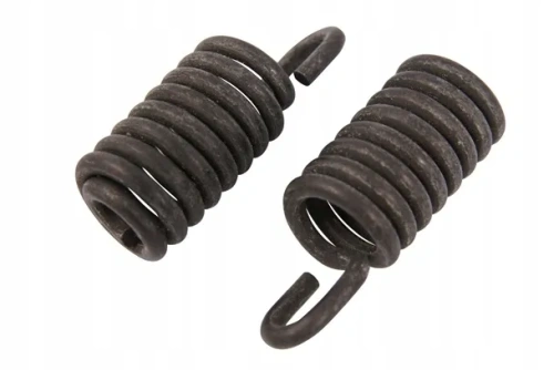Amortyzator pilarki Oleo-Mac 938, 941, dwie metalowe sprężyny w kolorze czarnym, z regularnymi zwojami i haczykami na końcach, przedstawione w zbliżeniu, na białym tle, pod kątem, do użycia w narzędziach ogrodowych.