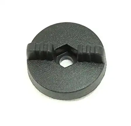 Czarne pokrętło pilarki Husqvarna 371XP, 575XP z teksturowaną powierzchnią, okrągłym kształtem i wystającymi rowkami po bokach, widoczne w zbliżeniu. Środkowe otwór montażowy o hexagonalnym kształcie, pozwalającym na łatwe mocowanie.