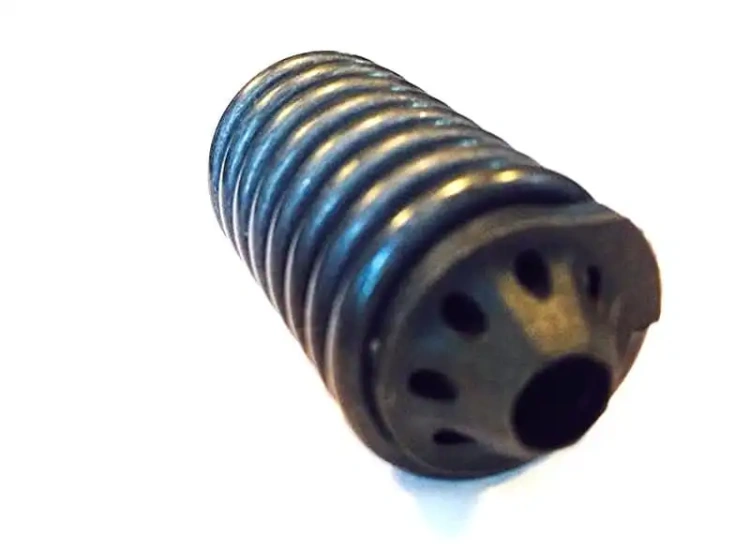 Czarny amortyzator pilarki Husqvarna z trwałego materiału, cylindryczny kształt, spiralna faktura i otwory wentylacyjne. Pasuje do modeli 340/345/350/351/353/435/440/445/450/346XP.
