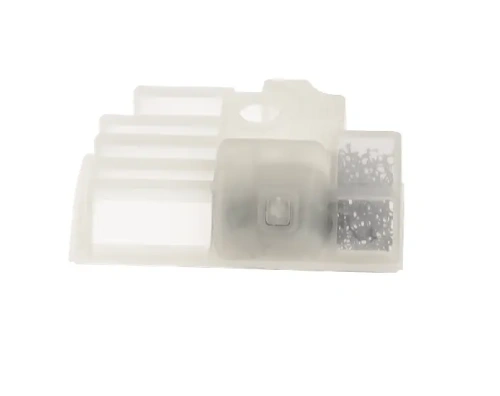 Filtr powietrza do pilarki Husqvarna T540 XP/T540 XP II w kolorze przezroczystym, ukazujący szczeliny i kształt pasujący do urządzenia. Zbliżenie na detale, bez dodatkowych akcesoriów, ustawiony na białym tle.